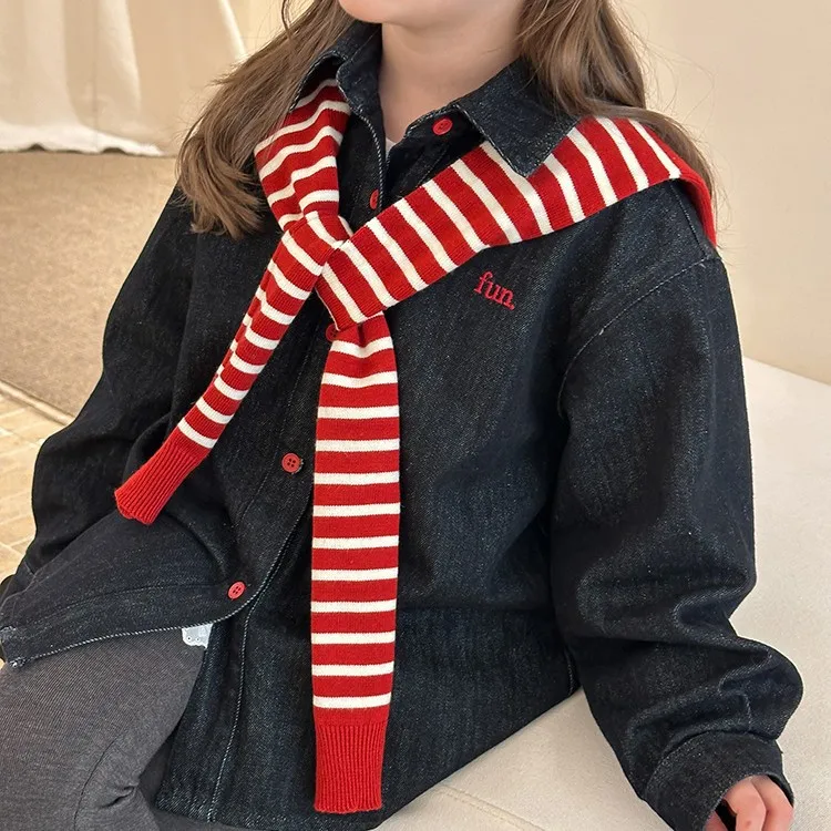 

Новая осенняя коллекция для девочек. Универсальная и стильная с западной атмосферой. Одиночный предмет с полосатым шарфом и шалью.