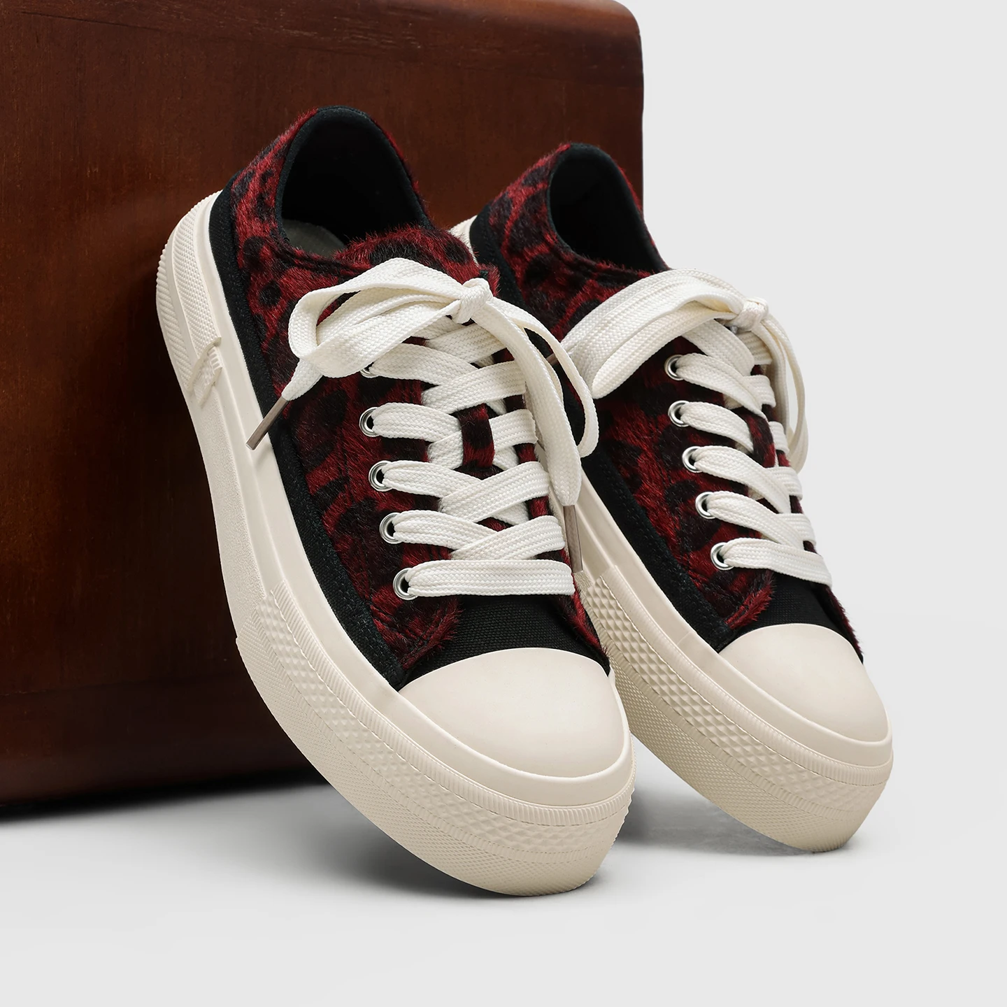New Shoes for Men Canvas Casual Vulcanized Shoes Trend Leopard Flat Skateboard Shoes Youth Lace-up Sneakers