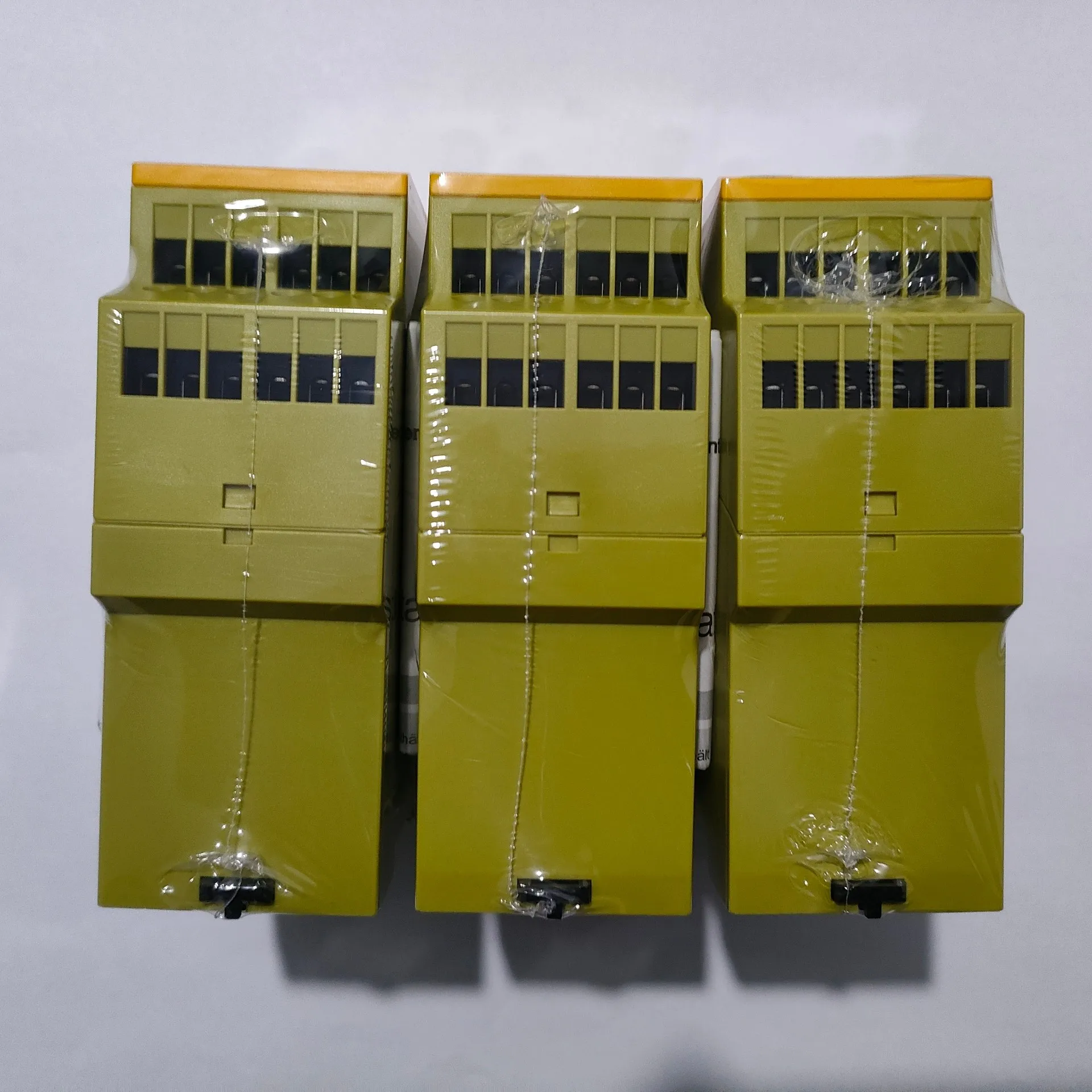 New PILZ Pilz safety relay P2HZ X1, model 774340