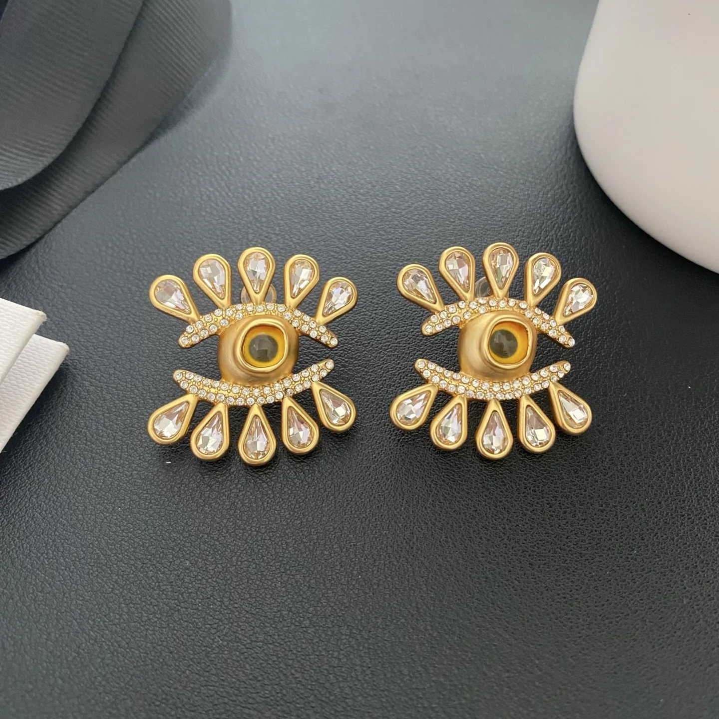 

Europe America Eye Lips Crystal Pendant Gold Earrings Women Vintage Art Jewelry Trend