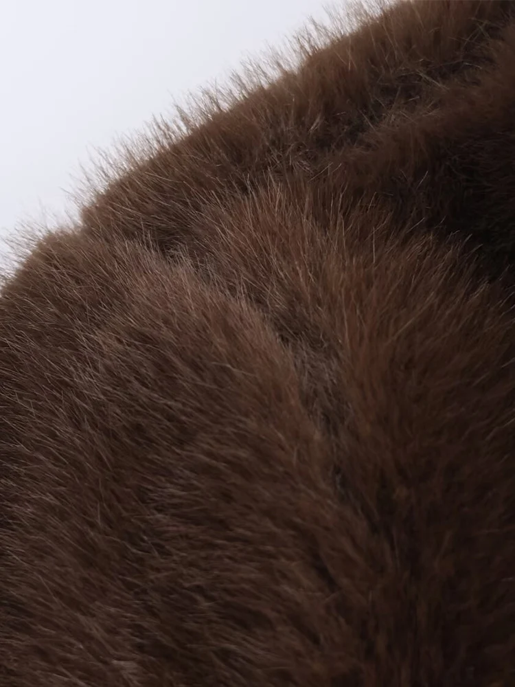 Style européen nouvelle mode féminine polyvalente et élégante couleur unie revers à manches longues manteau effet fausse fourrure.