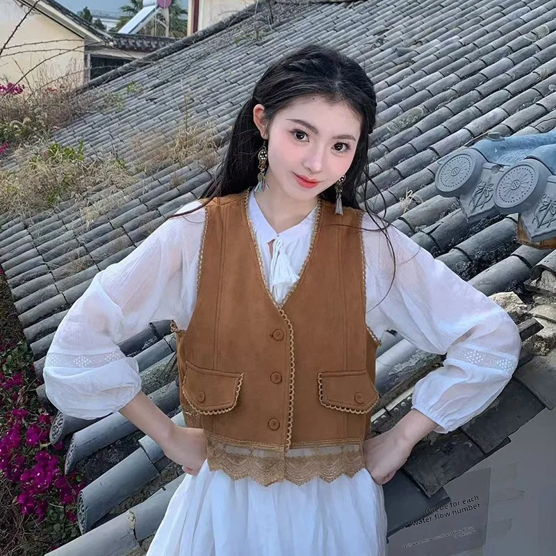 

Свободный замшевый топ на шнуровке и белый комплект из двух предметов: этнический жилет кофейного цвета для праздничного образа, женский ансамбль