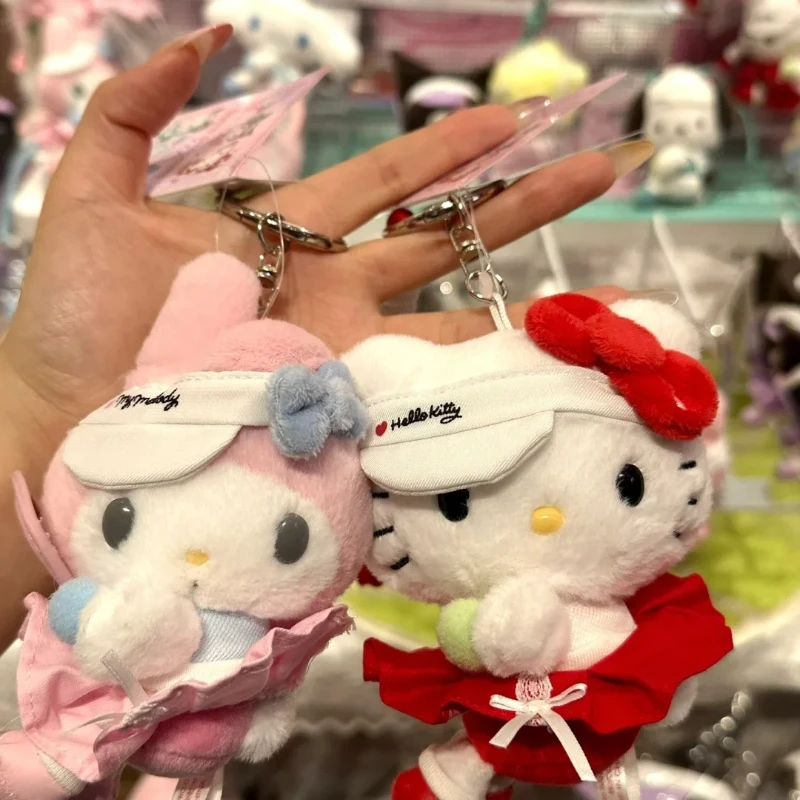 สถาบันเทนนิสซานริโอ เฮลโลคิตตี้ คุโรมิ เมโลดี้ ตุ๊กตากระต่ายดอกไม้ น่ารักและสนุกสนาน ของขวัญวันเกิดแฟนสาว อุปกรณ์เสริมสำหรับคู่รัก