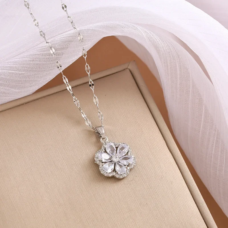 最新のチタン鋼製ライトラグジュアリーレディースネックレスは、ジルコンペンダントを象嵌した五つ葉の花のデザインを特徴としています。