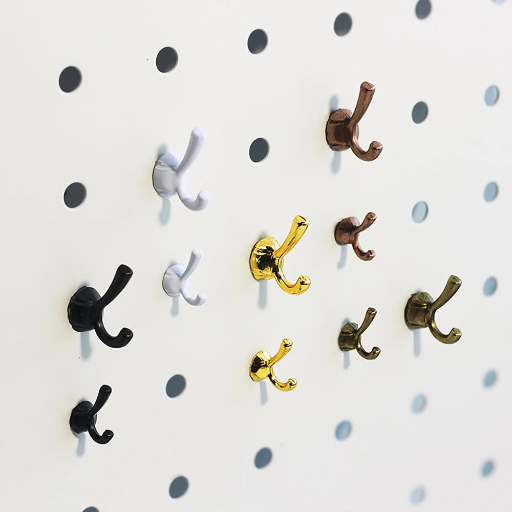 Accesorios para casa de muñecas, miniaturas para colgar en la pared, gancho para ropa, sombrero, modelo de juguete para decoración de casa de muñecas OB11 bjd, 2 piezas, 1/12