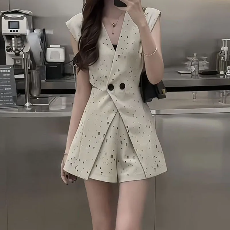 

Vest suit women's 2024 summer new design sense fashion temperament sleeveless top wide-leg shorts two-piece suit