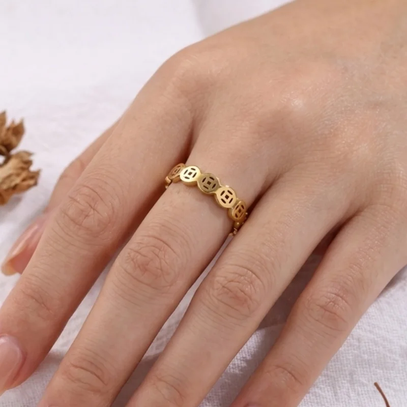 1 Piece Stainless Steel Ring Plated with 18K Gold, Featuring a Hollow Copper Coin Design, Closed Ring Style, New Chinese Style Fortune Coin with Wavy Edges, Gold-Colored Ring Suitable for Women and Men for Daily Wear, New Chinese Style Outfits, and Layering