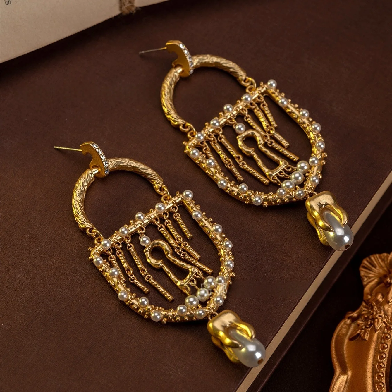 

Модные и универсальные серьги-гвоздики с инкрустацией в стиле ретро