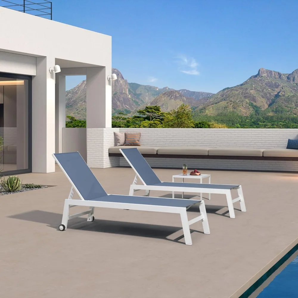 

Комплект из 2 белых алюминиевых шезлонгов для патио с колесиками и столиком для бассейна, двора, пляжа