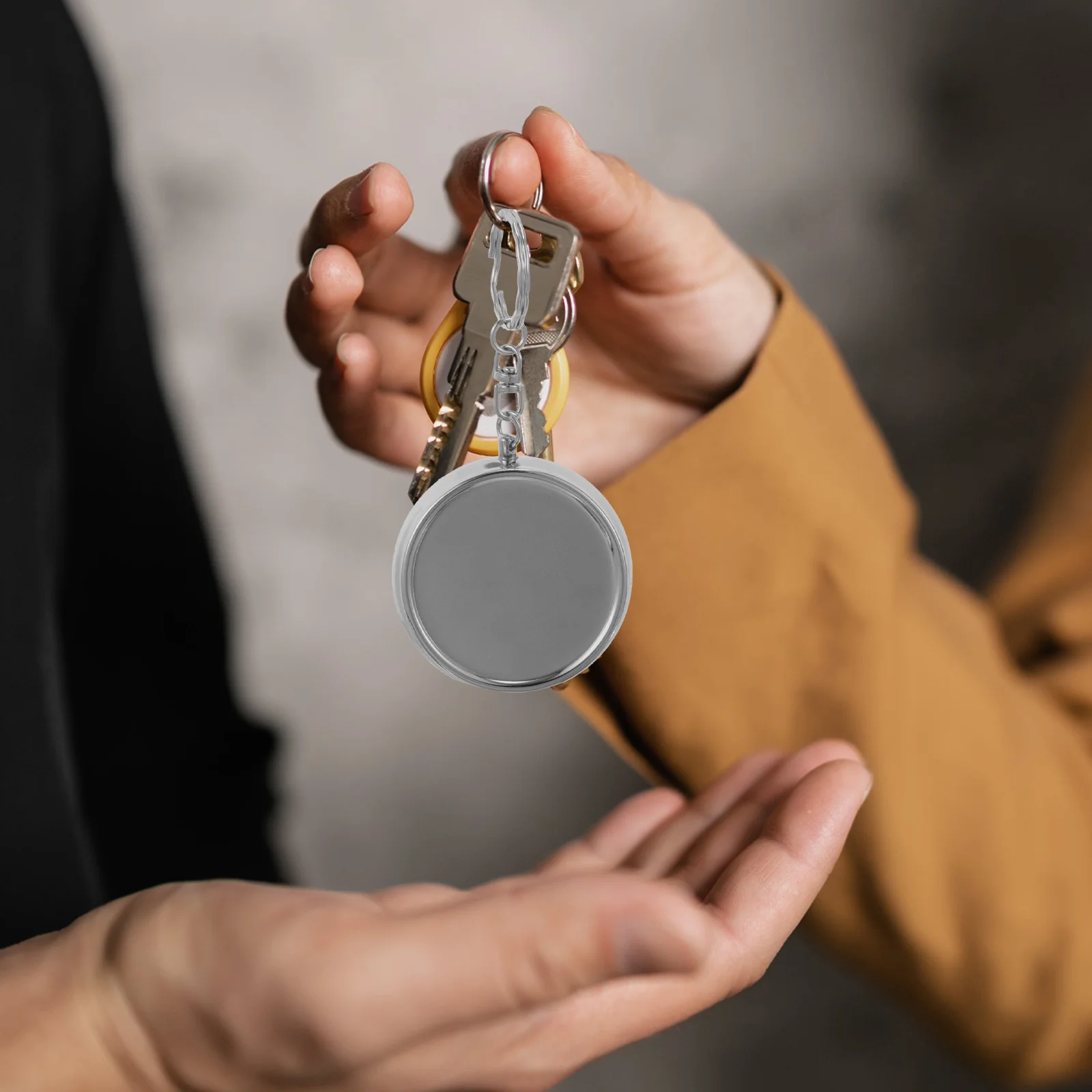 

Metal Ashtray Keychain Portable Mini Pocket Ash Holder Travel Smoking Storage Case Key Ring Outdoor Cigarette Container