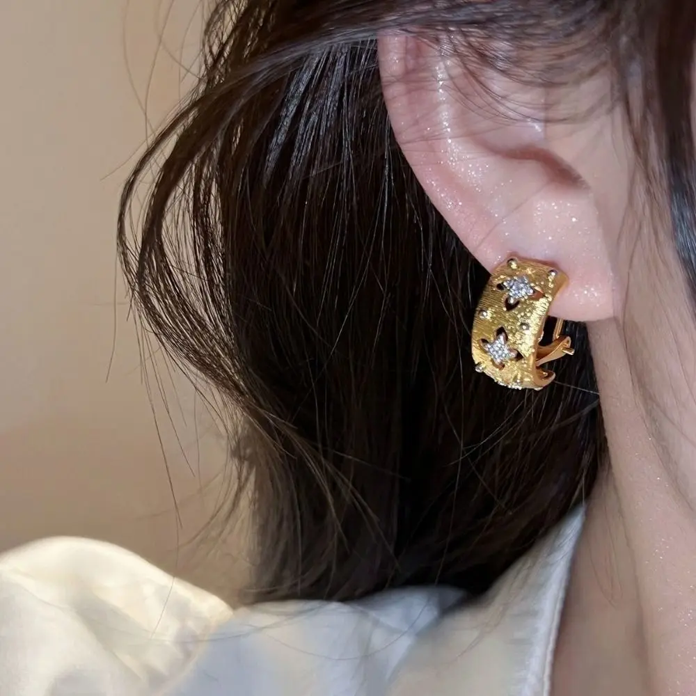 

Silver Needle Hollow Flower Stud Earrings Advanced Sense Exaggeration Metal Inlaid Zircon Earrings Exquisite Sweet