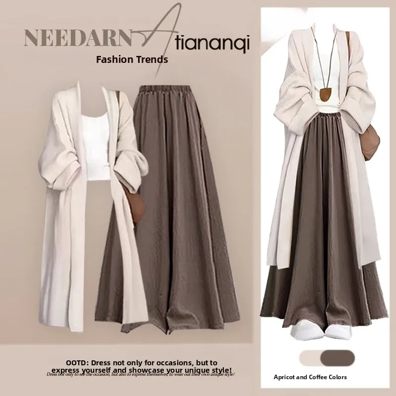 

Корейский модный осенний комплект из трех предметов: удлиненное пальто оверсайз, юбка-брюки с высокой талией и драпировкой, футболка. Женская коллекция.