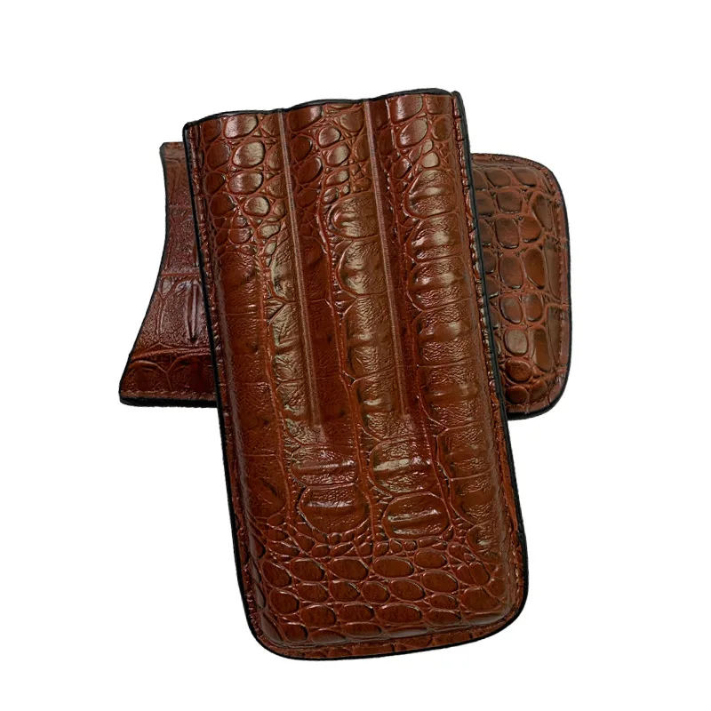 

Роскошный набор аксессуаров для сигар – хьюмидор, кожаный рукав и резак, готовый к путешествиям