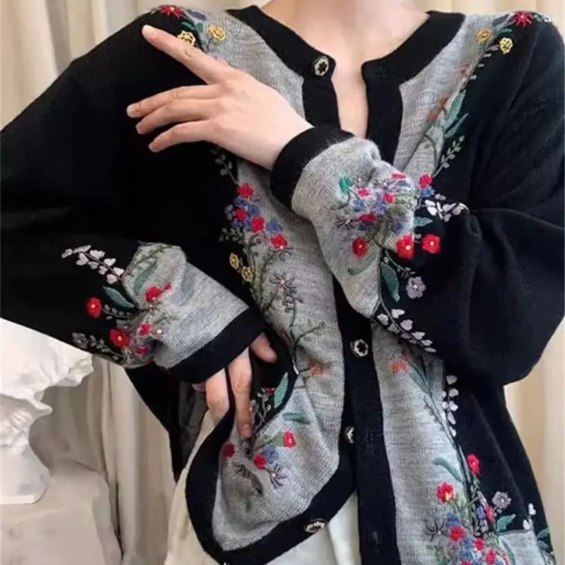 中国風の黒のパッチワークニットカーディガン女性秋の新花刺繍ウールセーターコート女性のレトロニット