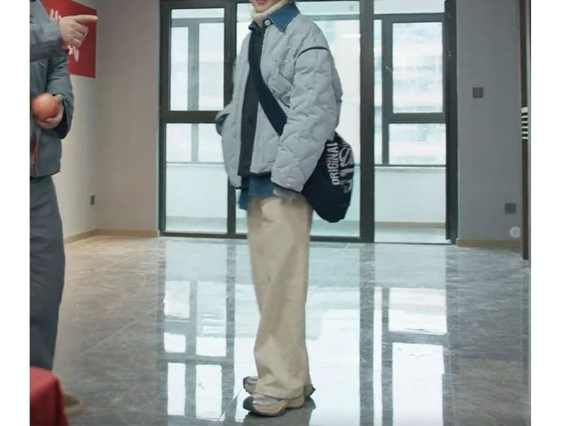 سترة شتوية جديدة لعام 2025 بألوان متباينة وربطات مزيفة ورياح كسولة ورقبة دائرية سترة بيضاء مبطنة للأسفل #3