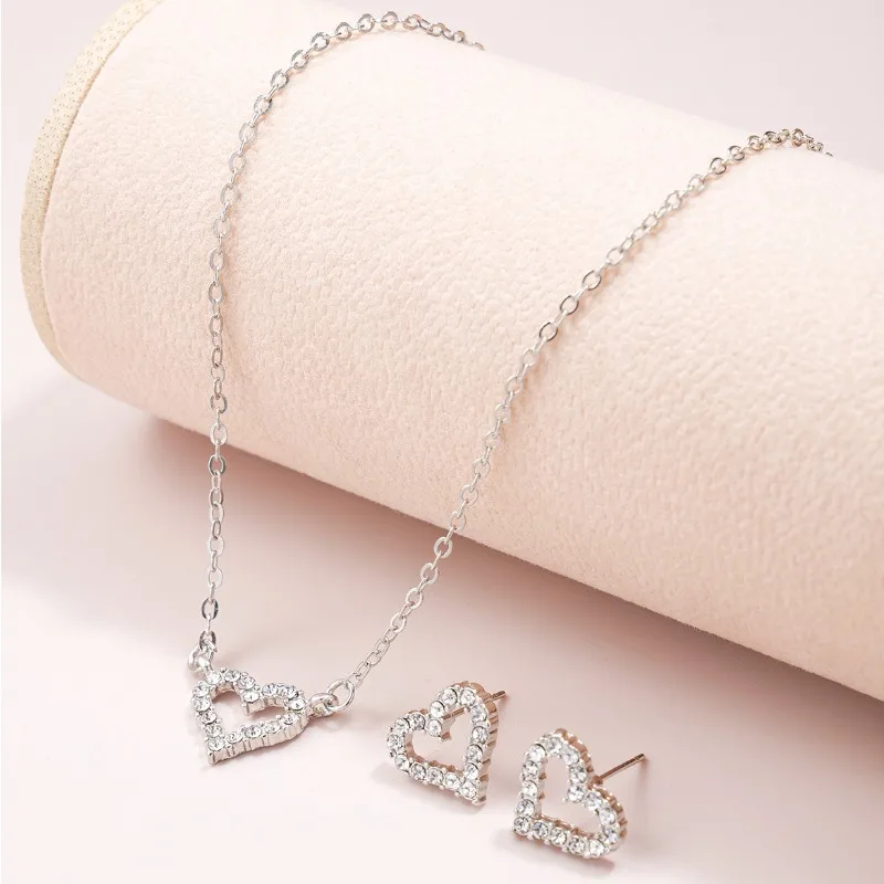 New Set of Fashionable and Heart-shaped Jewelry Set with Diamond Inlaid Hollow Peach Heart Necklace and Earrings