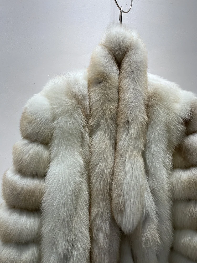 Modne płaszcze damskie na zimę 2025, grube i ciepłe kurtki z naturalnego futra lisa.