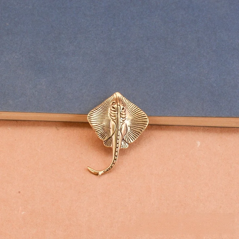 Cute Brass Devil Fish Small Ornament Ocean Manta Ray Animal Tea Pet Home Desk Decorative Decorations Copper Figurines Collection