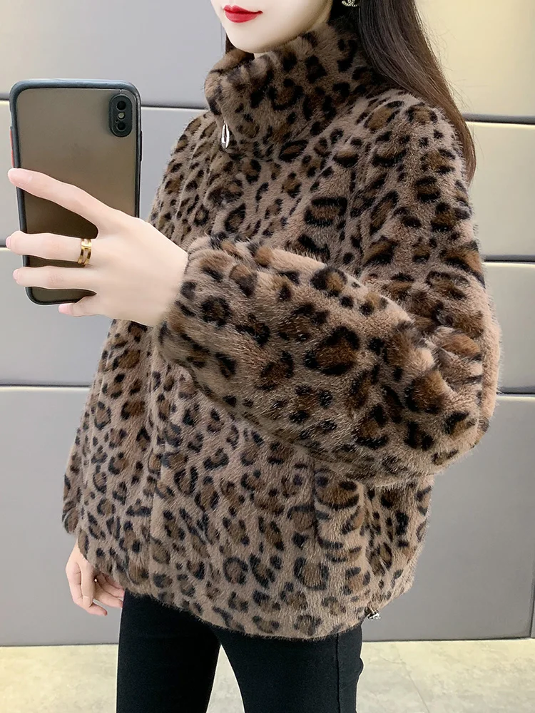 เสื้อโค้ทขนเฟอร์เทียมลายเสือดาวสุดฮิตสำหรับผู้หญิง ฤดูหนาว 2025  คอปกขนเฟอร์  ผิวสัมผัสเหมือนหนังแท้