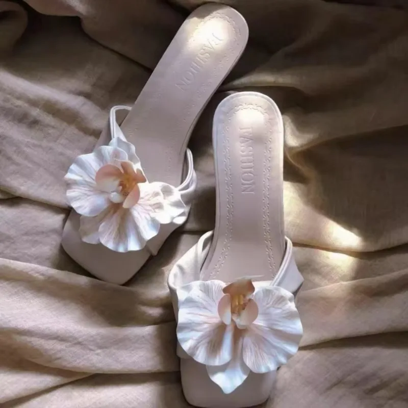

Женские элегантные босоножки на высоком каблуке, украшенные цветами, сандалии с открытым носком, модные шлепанцы, повседневная уличная вечерняя обувь на каблуке