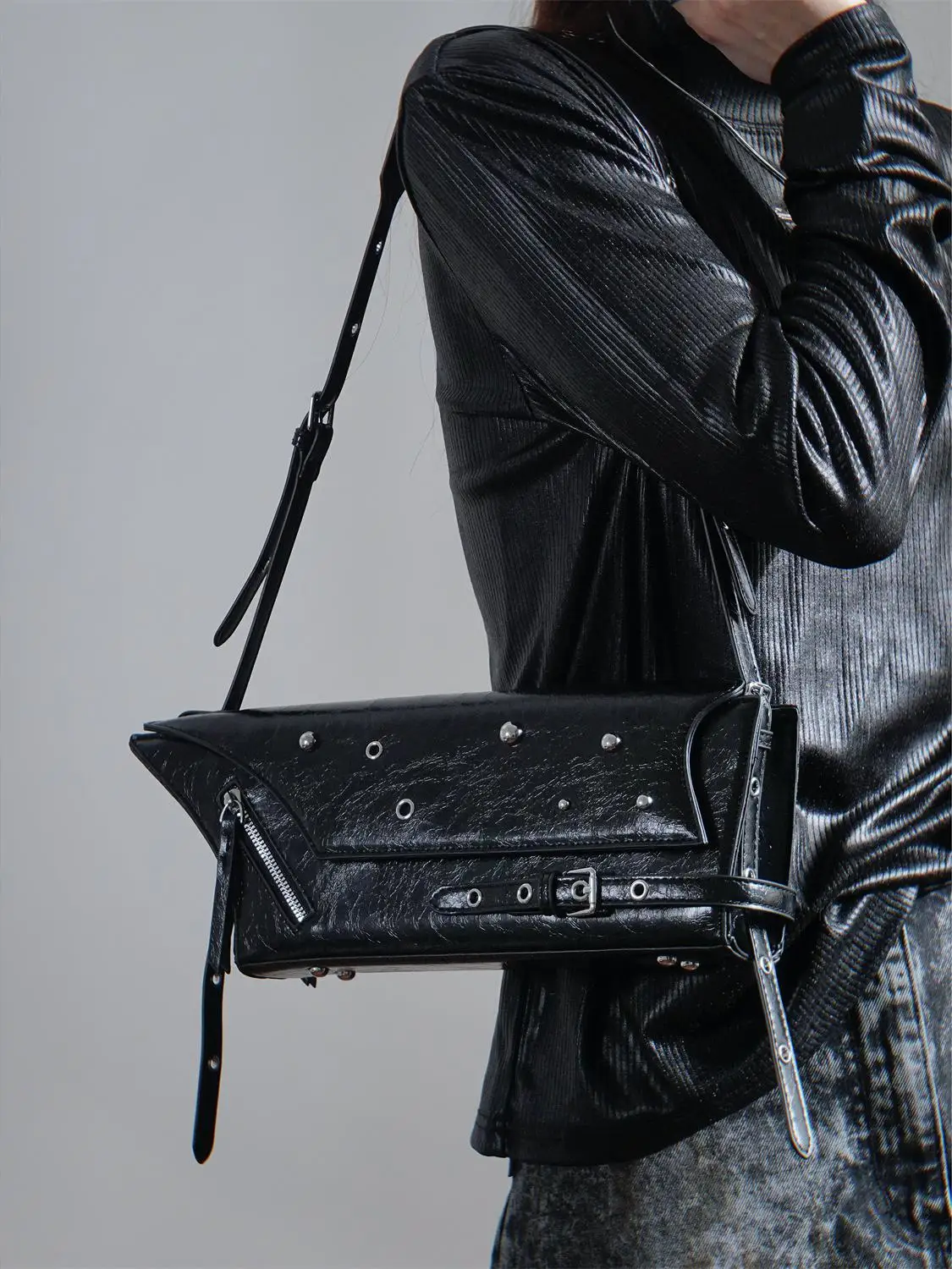 European And American Fashion Original Design Heavy Industry Rivet Function Underarm Single Shoulder Cross Shoulder Bag Trendy