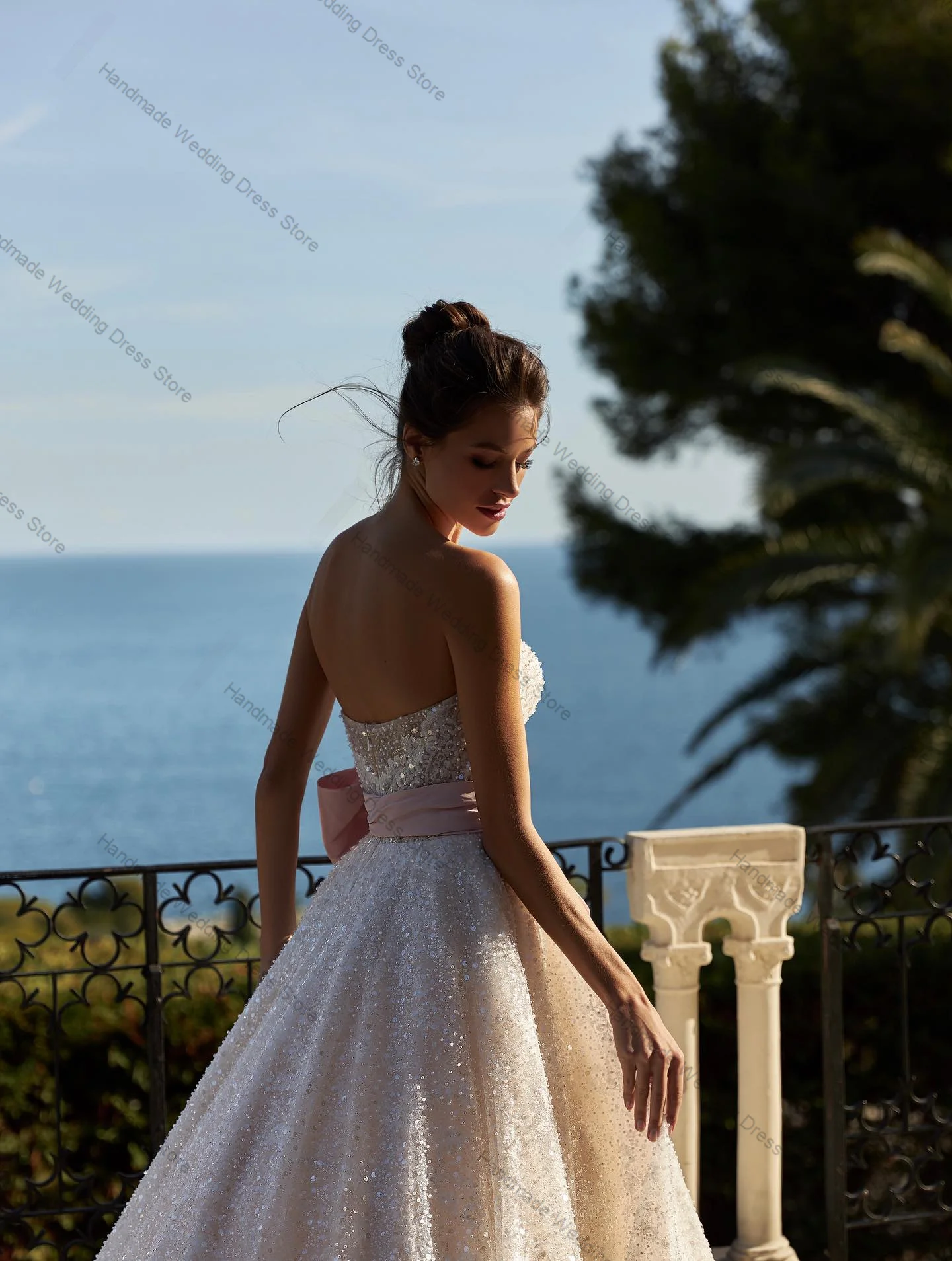 Abito da sposa glitterato con fiocco in cristallo lucido, sexy, con scollo a cuore, senza maniche, linea ad A, abito da sposa personalizzato con lacci sul retro, abito lungo da chiesa