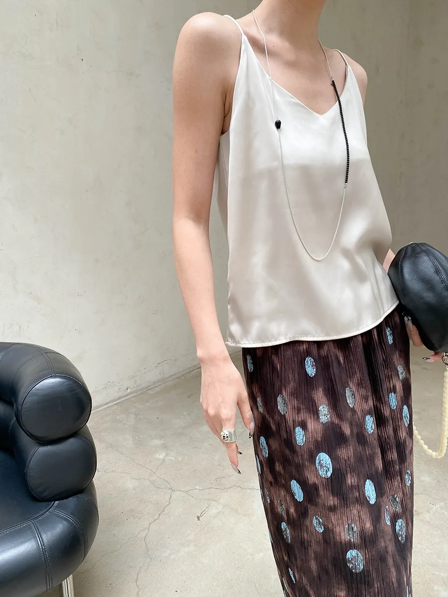 Sommerliches Damen-Casual-Top in Uni-Farbe, V-Ausschnitt, Satin-Camisole, sowohl für drinnen als auch draußen tragbar. – Detail 15