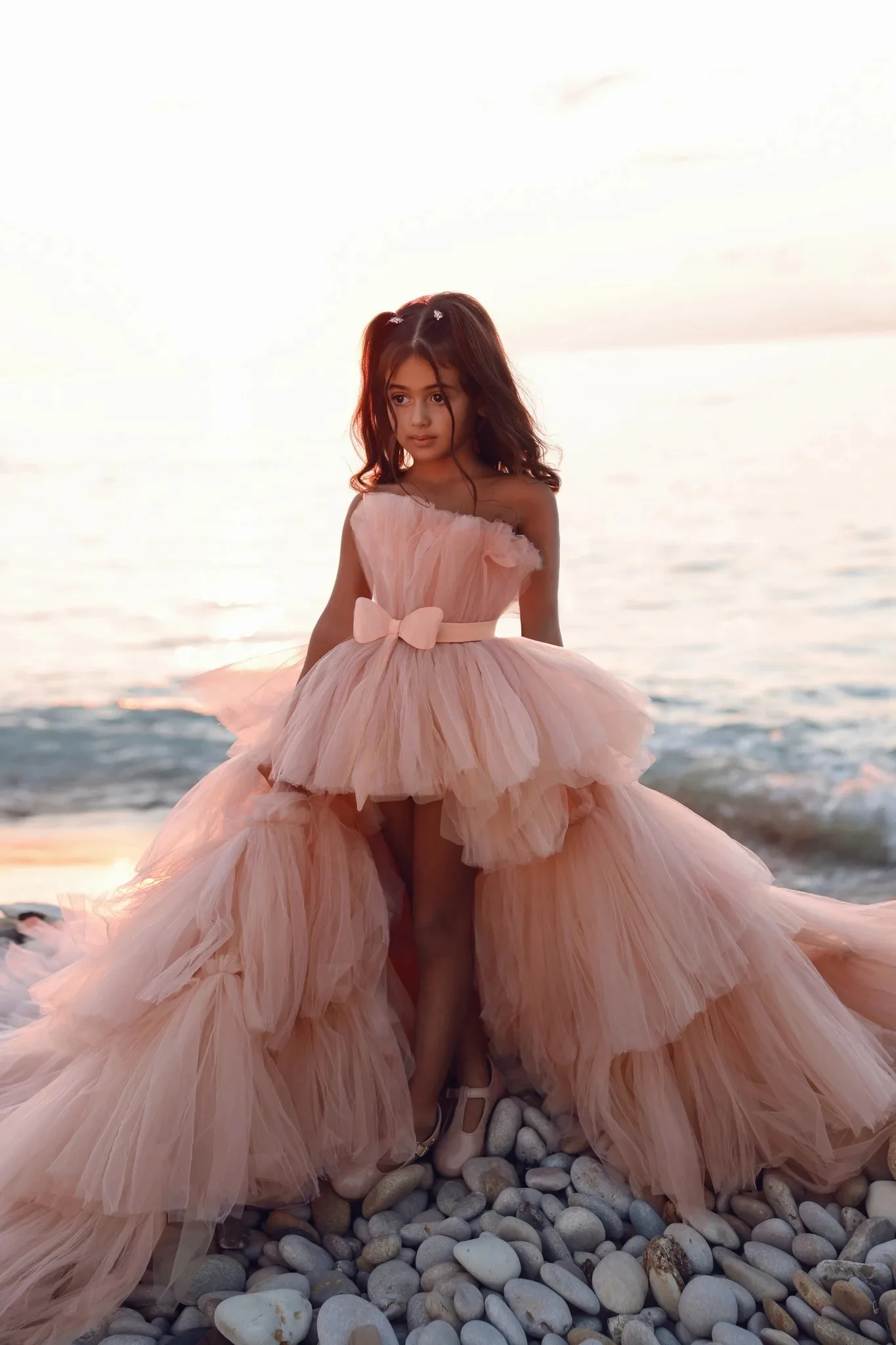 فستان فتاة الزهور مخصص من التول الوردي منتفخ الطبقات بدون أكمام مع فيونكة لحفلات الزفاف للأطفال أول فستان حفلة عيد ميلاد إفخارستيا #2