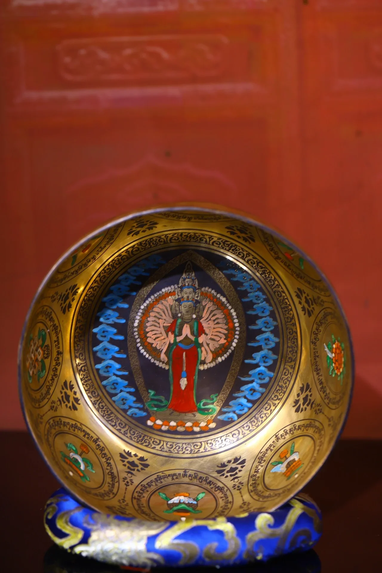 

8-дюймовая старинная бронзовая музыкальная чаша из коллекции народных ремесел Цзяньцзянь, с позолотой и росписью, изображающая 1000-рукую Гуаньинь, для буддийских храмов и домашнего использования