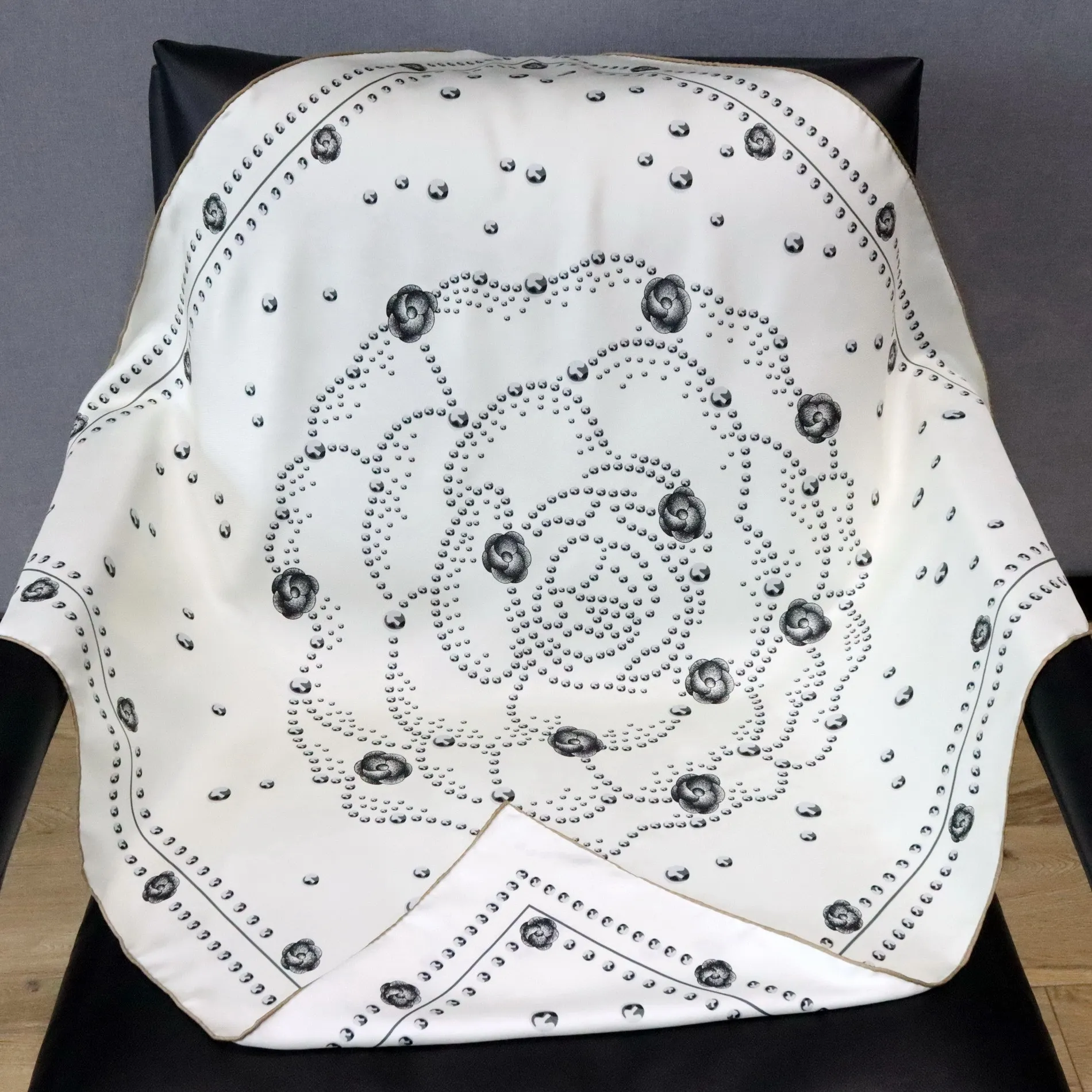 

High-end Elegant Women's Exquisite Camellia Double-sided Print Quality 18MM Twill Silk Hand-rolled Edge Big Square Scarf Shawl