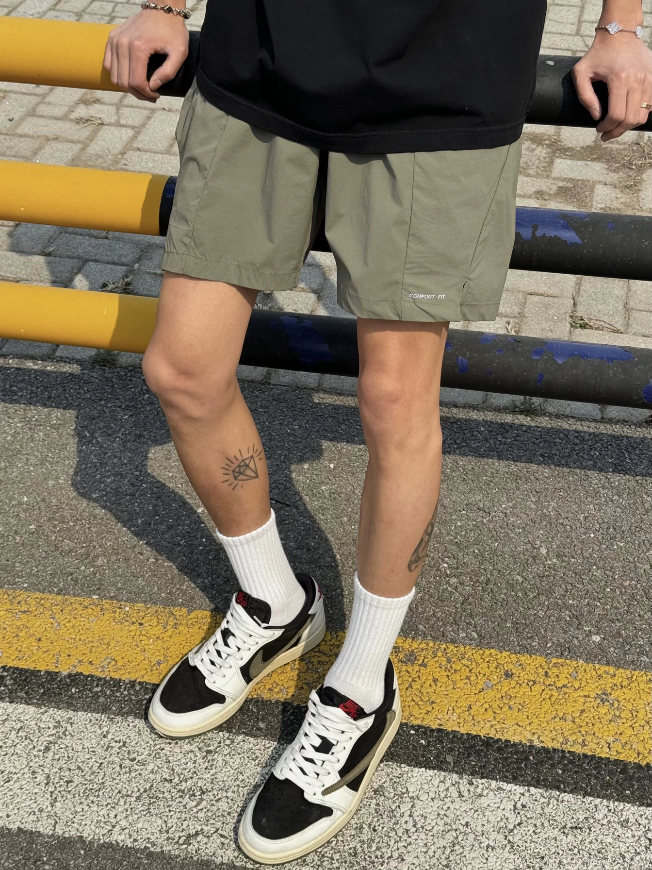 شورت صيفي خفيف الوزن بلون سادة للرجال كاجوال فضفاض للشاطئ بخمس نقاط على الطراز الأمريكي شورت رياضي مستقيم الساق بخصر مطاطي