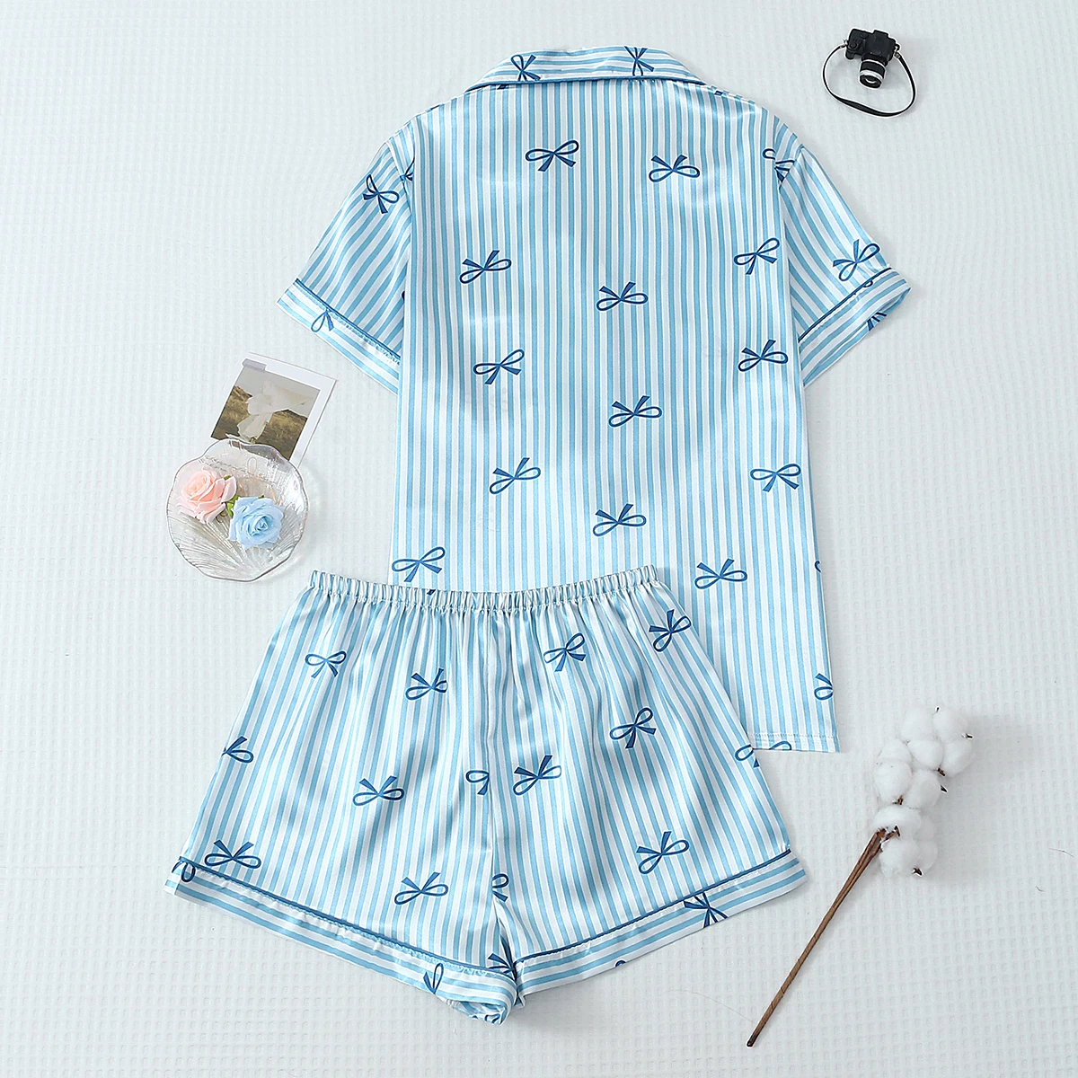 Two-Piece Set of Comfortable Satin Bow-Knot Printed Collared Button-Down Short-Sleeve Top with Pockets and Bow-Knot Shorts, Spring and Summer Women's Pajama Loungewear Set Suitable for Home Use