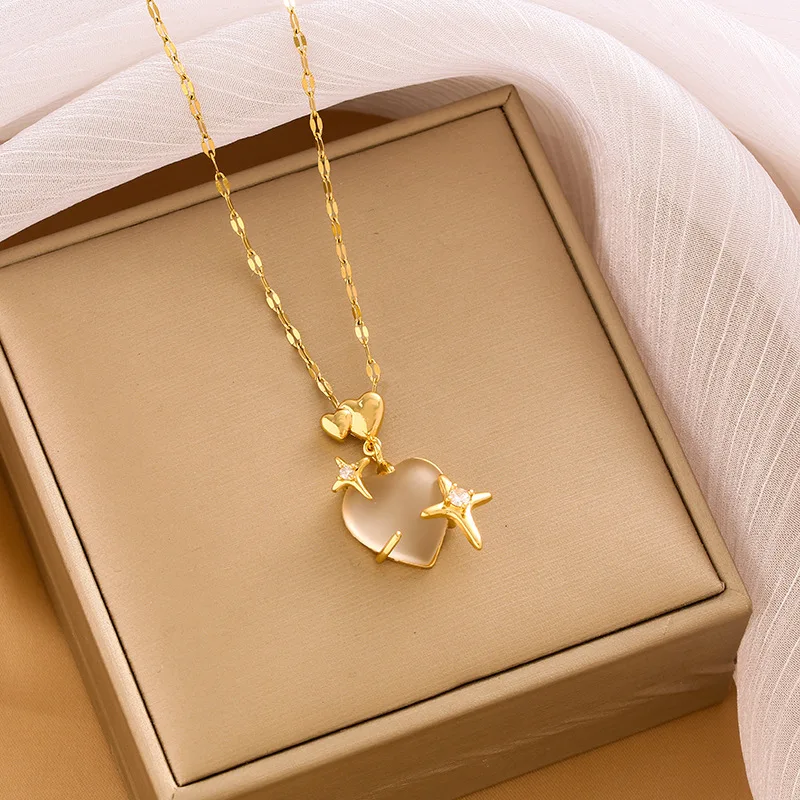 여성스러운 터치와 하트 모양의 쇄골 체인 펜던트가 돋보이는 인기 있는 차가운 우아함의 목걸이