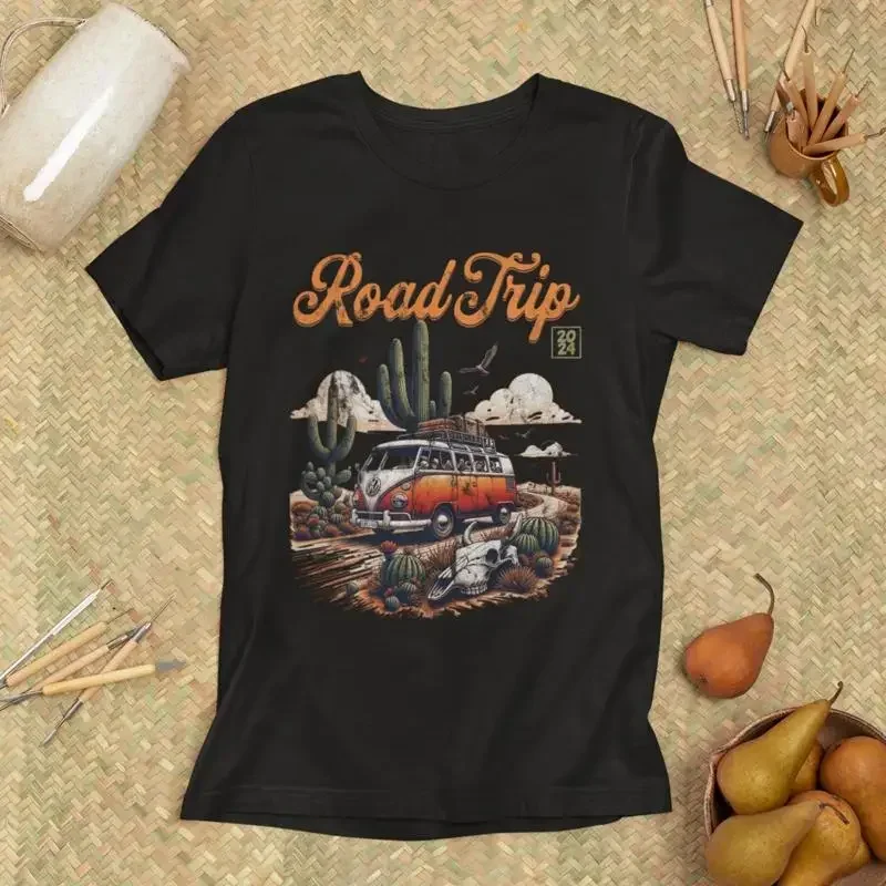 Road Trip T-Shirt im klassischen Vanlife-Design für Outdoor-Abenteuer. Tolle Idee für Camping- und Reisefans