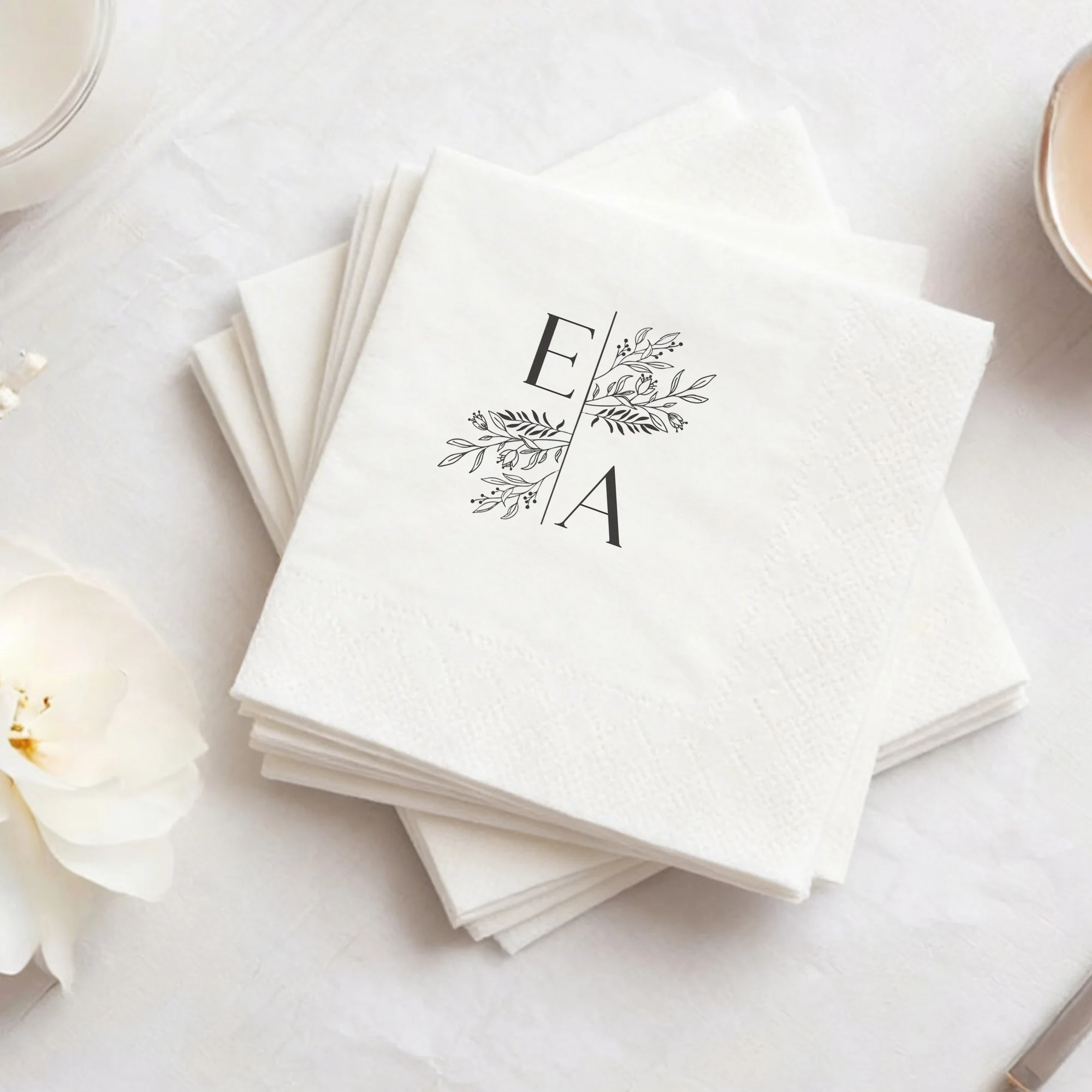 Personalisierte Servietten, 3-lagige, individuell gestaltete Cocktail-Servietten, Monogramm-Einweg-Papierservietten für Hochzeiten, Junggesellinnenabschiede und Brautparty-Dekorationen. – Detail 4