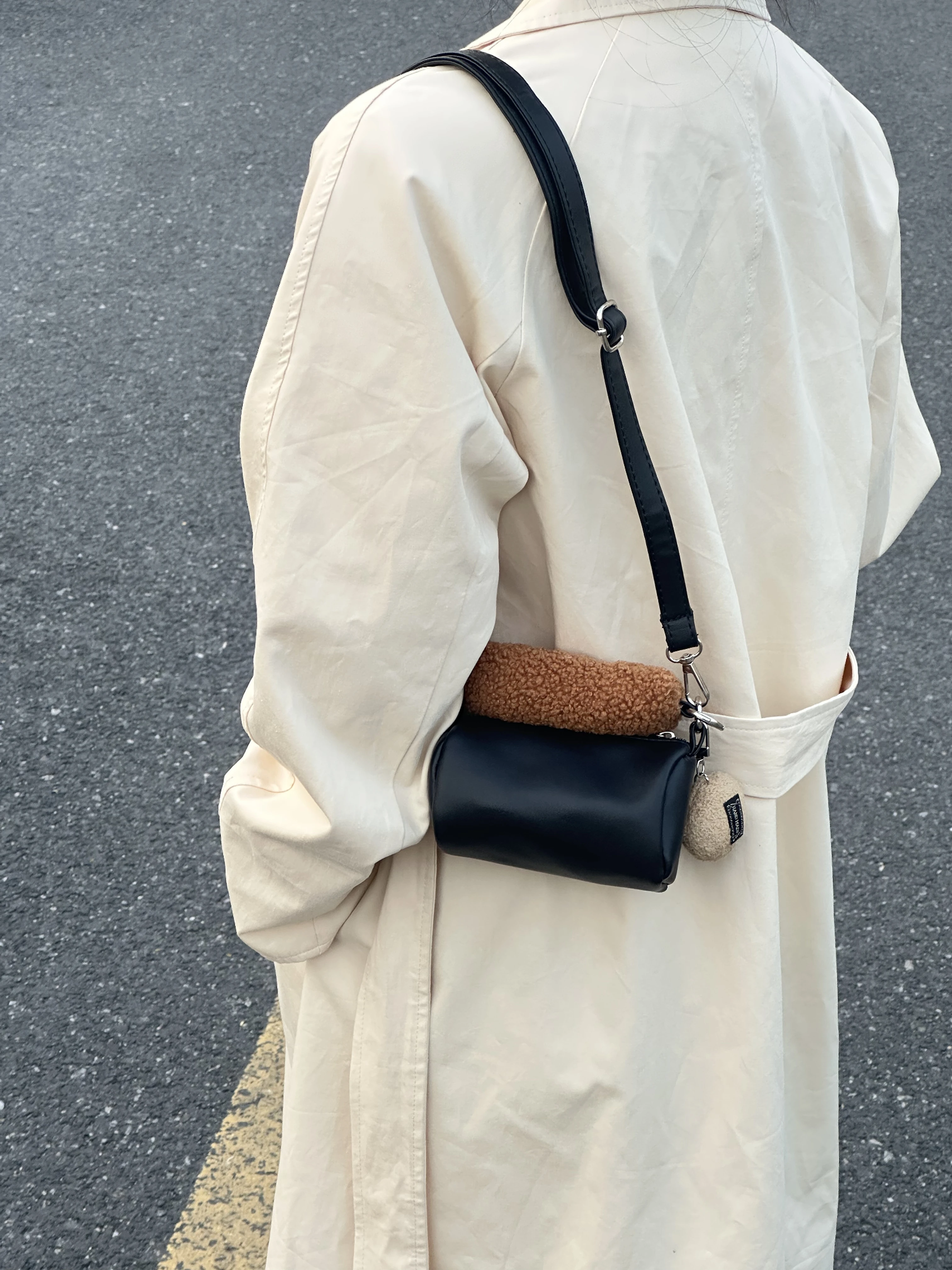 Winter Fashion Plush  Handbag Women's Crossbody Pillow Bag Soft PU Leather round Cylinder Bag Single Strap Detachable Sho...