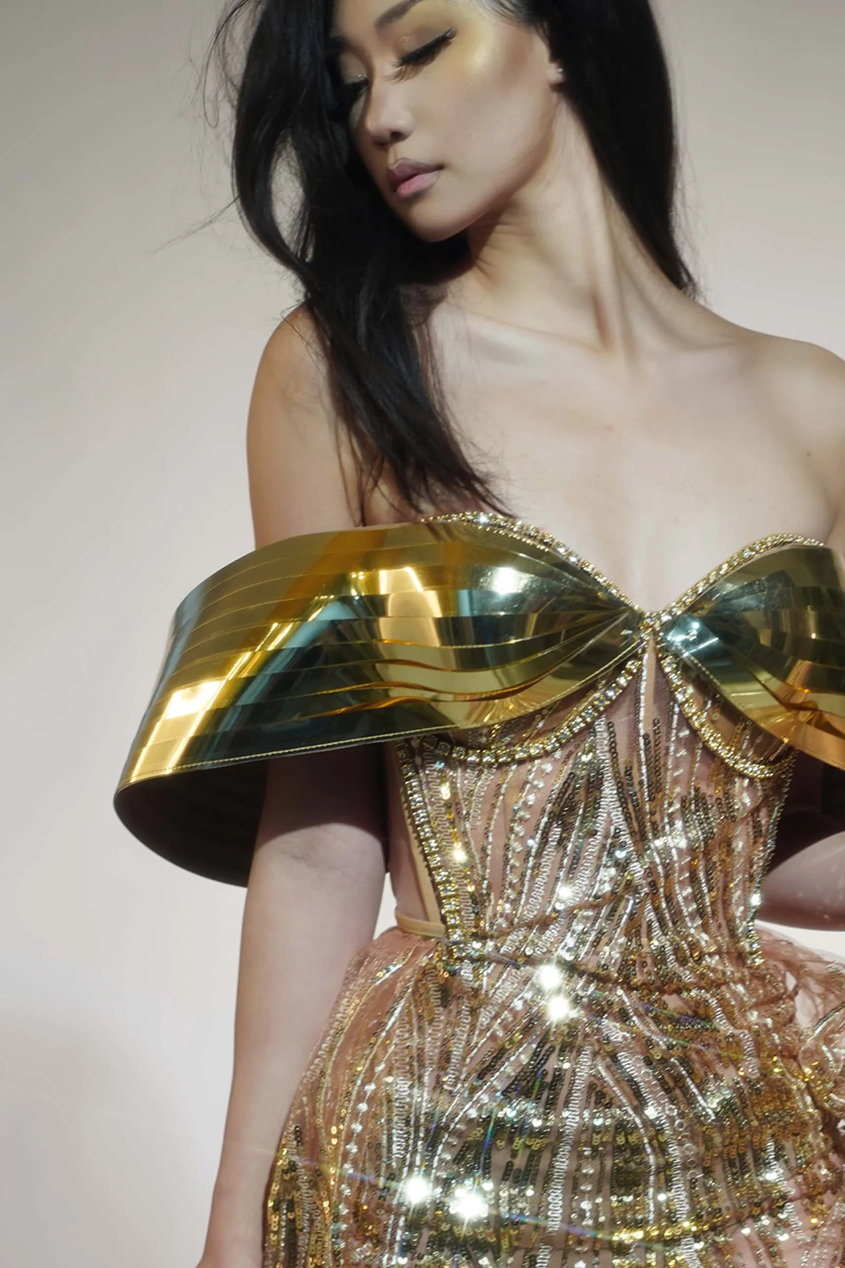 Vestido con hombros descubiertos y lentejuelas brillantes para mujer, accesorios para sesión de fotos de diosa mayor, celebración del regreso a casa, disfraz de espectáculo de Las Vegas Qifei