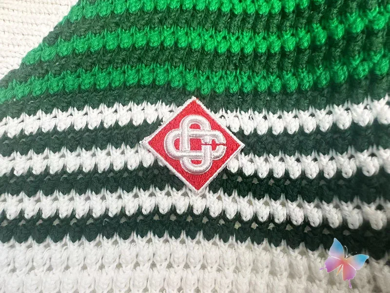 Grün gestreifte kontrastierende Perlens chnalle Tasche Kurzarmhemd lässig Straße Männer Frauen Clean fit Casa Strick hemden Set