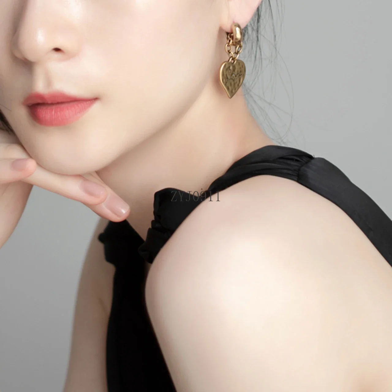 * Orecchini a cerchio punk con amore a forma di cuore di pesca in ottone di marca di design per le donne Gioielli di lusso di alta qualità Tendenza Bijoux Goth Boho