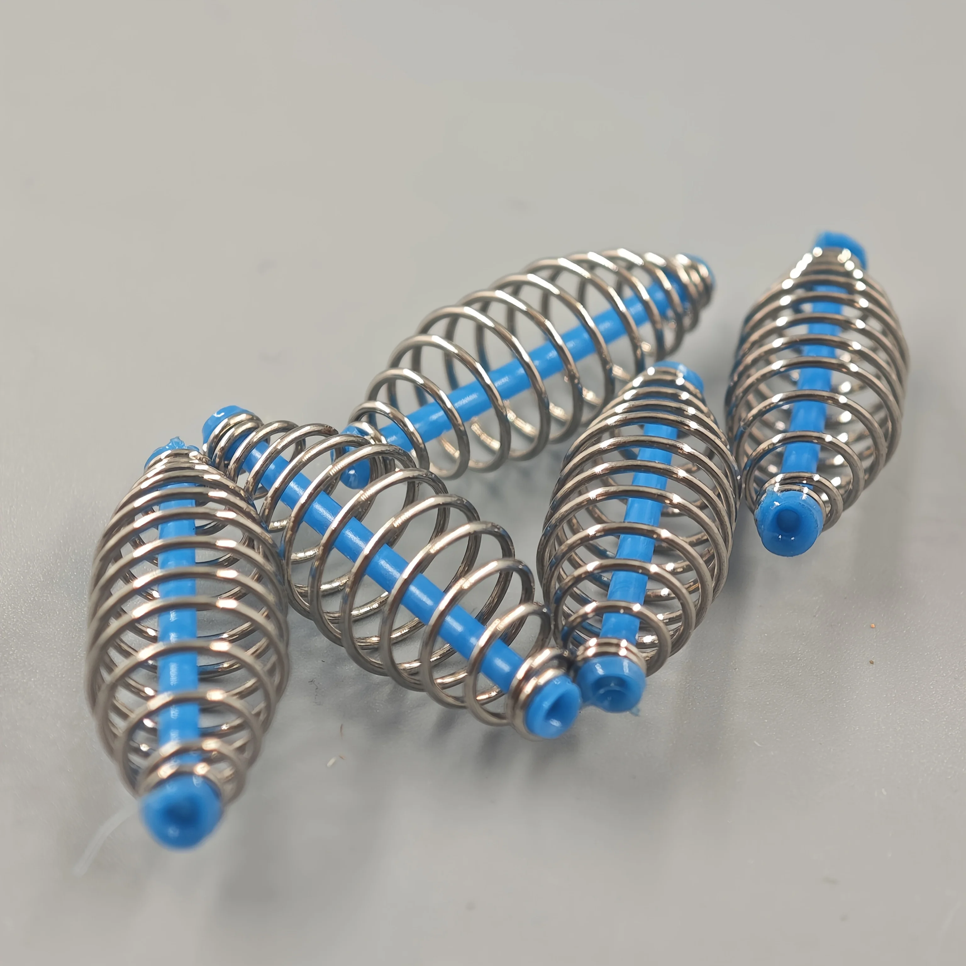 لون عشوائي 30 قطعة صيد سمك الشبوط ماستر عدة المغذية الربيع الطعم قاذفة انفجار السنانير الطعم حامل قضيب تلاعب #2