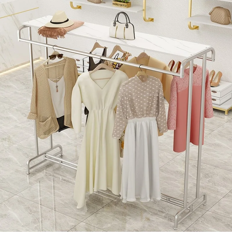 Aangepast. Kledingwinkel Hanger Displaystandaard Vloerstaande winkel Live Studio Plank Displayrek Trending Photo Clot