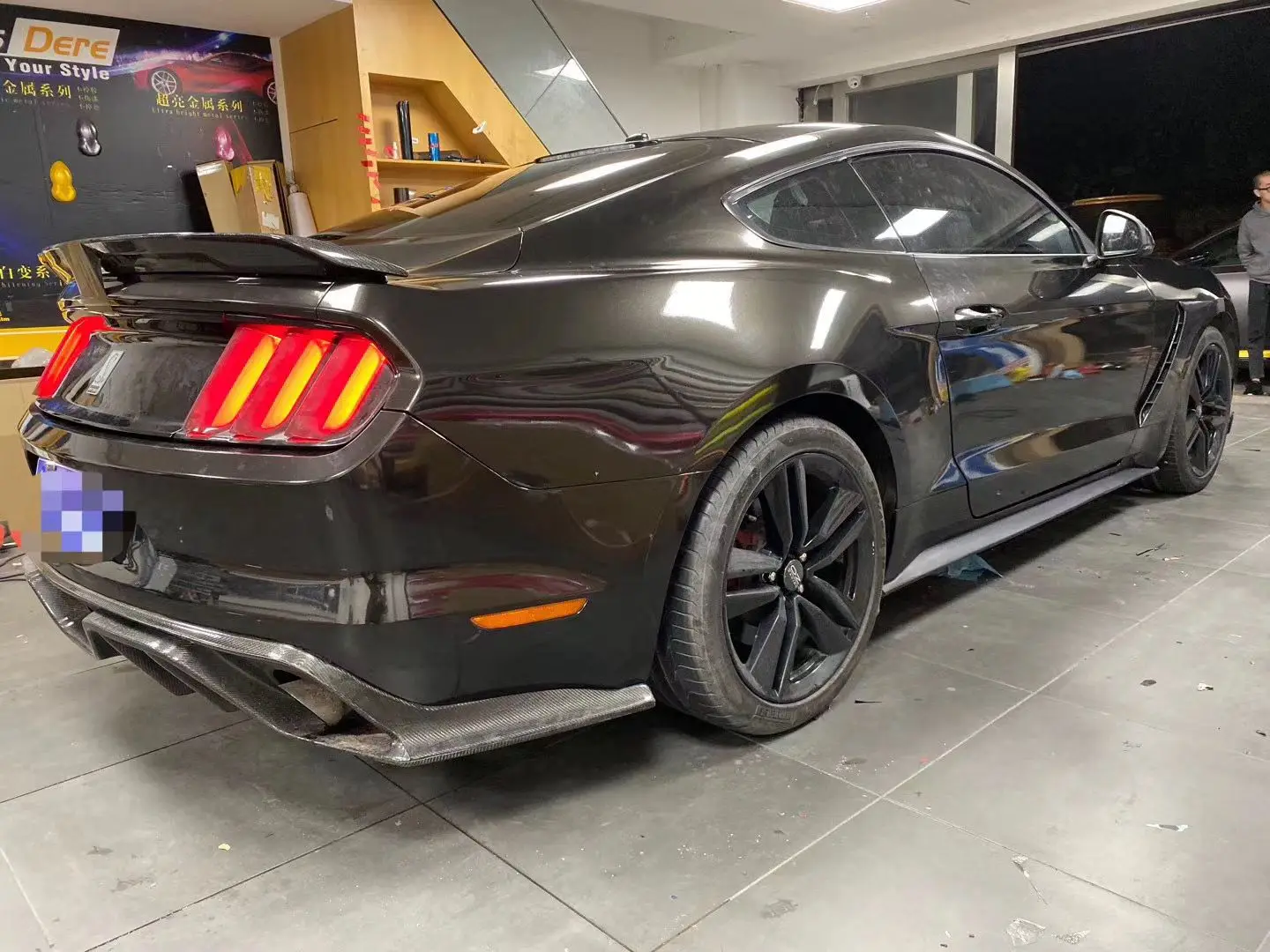 لفة تغليف السيارة من الفينيل باللون الأسود المعدني عالي اللمعان