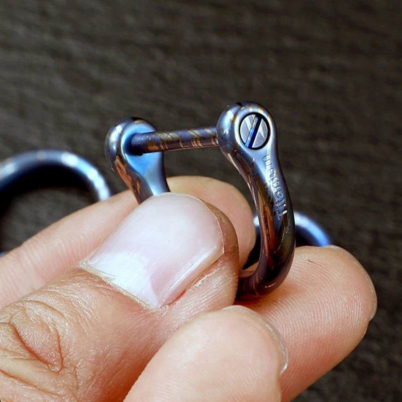 Titanium D Key Buckle Lightweight Horseshoe Keychain Camo Car Key Ring Holder for EDC Tool Accessories Gift Jewelry Wholesale