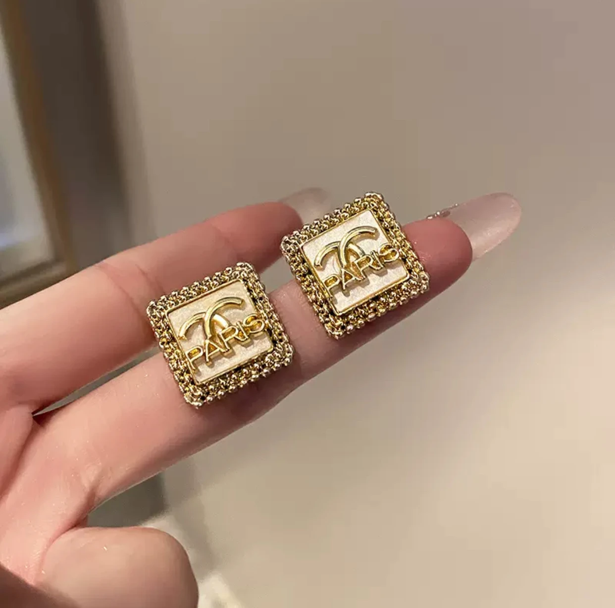 

Design high-end feeling 2 * 2 cm earrings for women, luxurious and fashionable temperament earrings, 2025 new hot sale exquisite