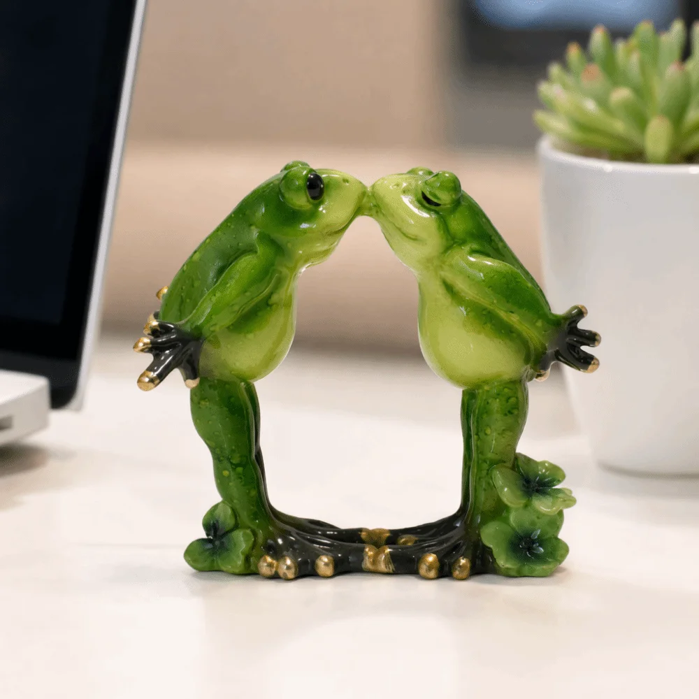 Resin Paired Amphibian Resin Figurine Compact Desktop Placement Size Green Couple Pose Desktop Ornament