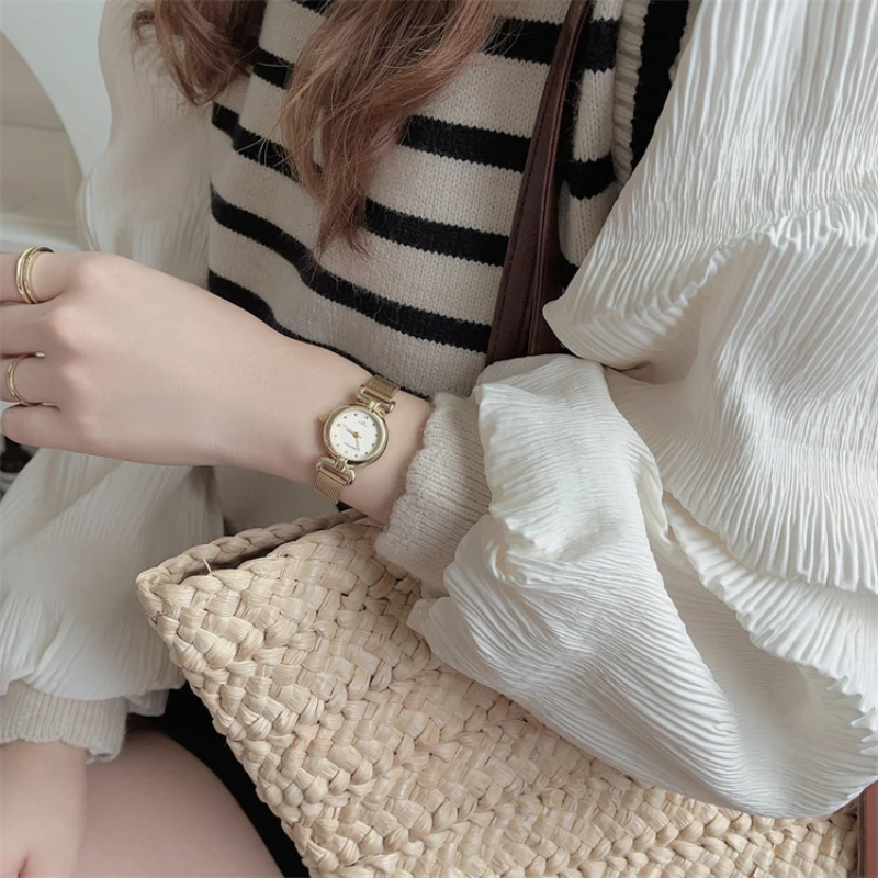 Nuovo orologio al quarzo da donna semplice e semplice tendenza classica retrò rotondo di alta qualità elegante piccolo orologio da donna in oro regalo di compleanno