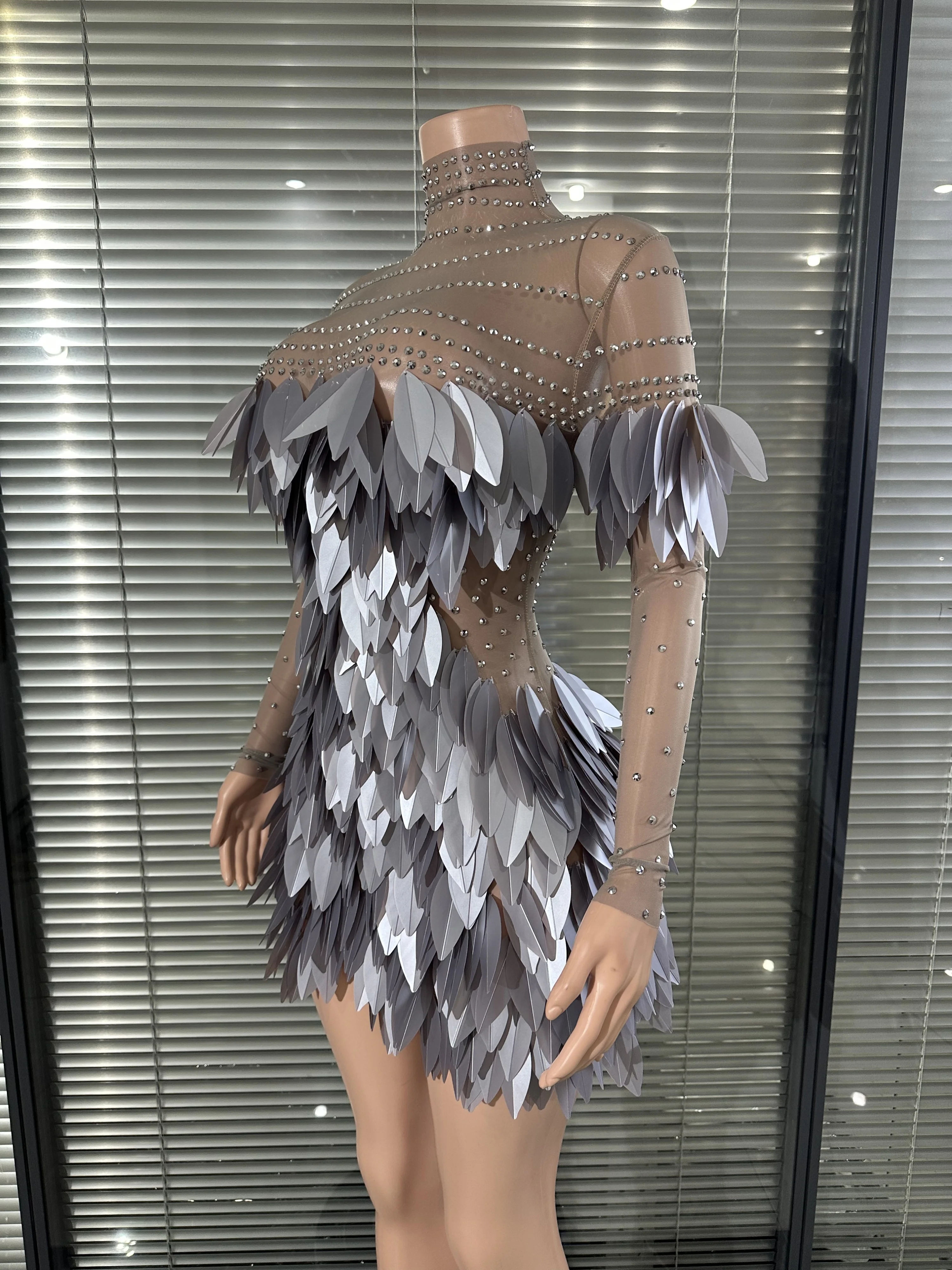 ハイネックのアバンギャルドなシアーストラップドレス、ラインストーン装飾、3Dシルバーグレーの葉っぱのようなレイヤードテクスチャ、ランウェイショー、ステージパフォーマンスに最適