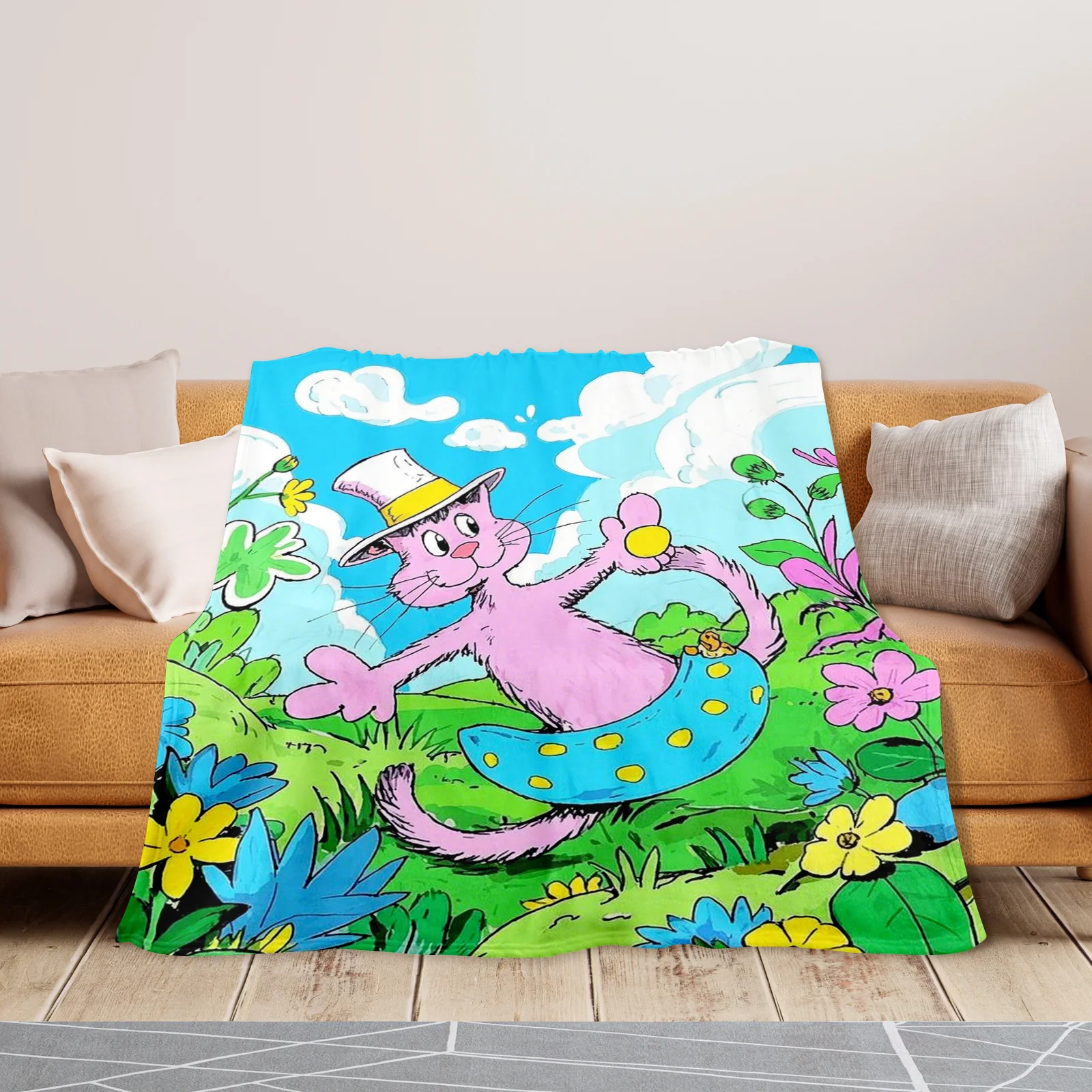 Charmant chat avec chapeau dans un champ de fleurs roses sous le ciel bleu et les nuages blancs, couverture confortable pour la maison