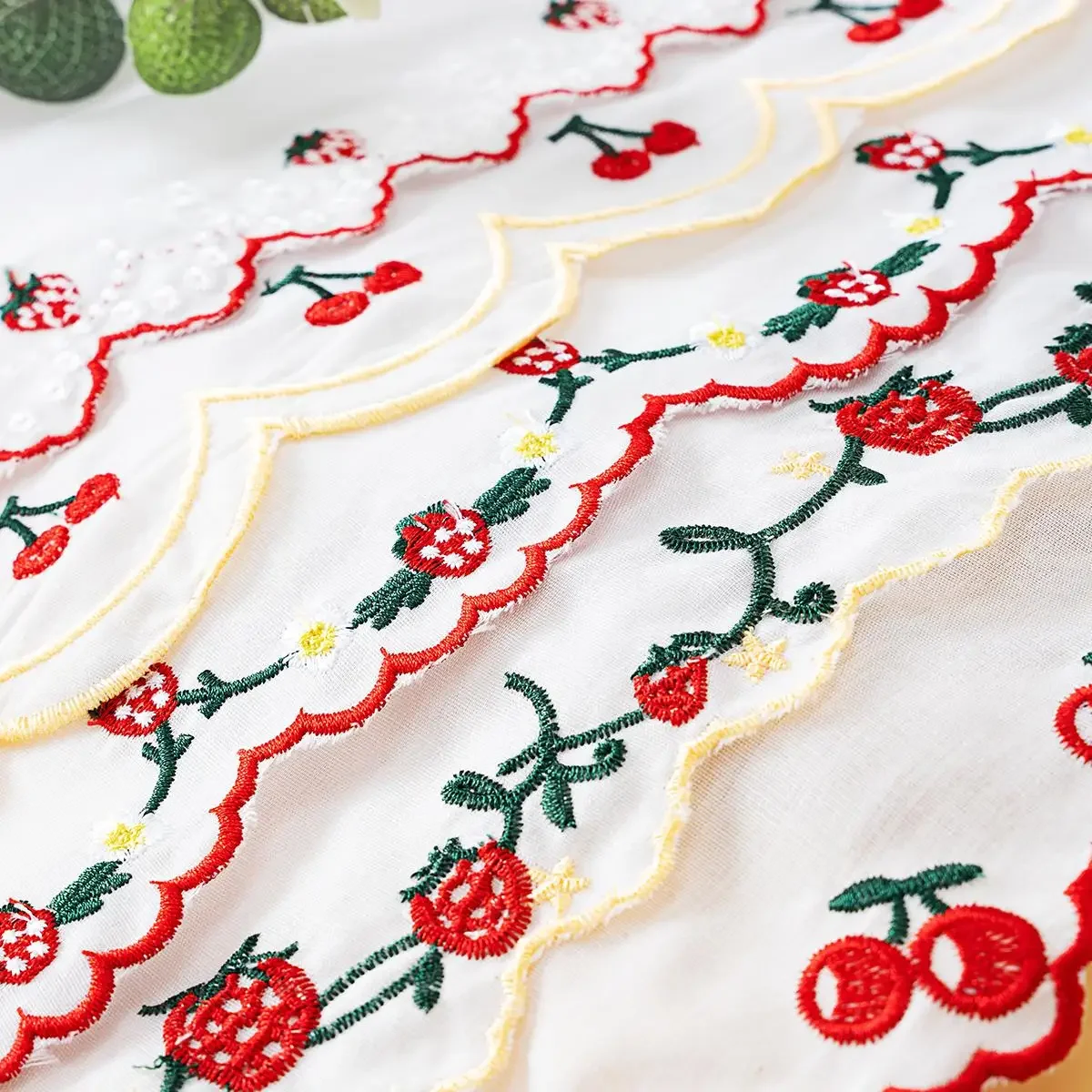 Bonito cereja morango algodão bordado cor renda diy roupas artesanais tecido vestido acessórios