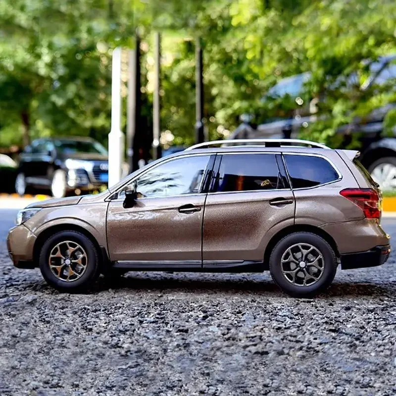 Modèle de voiture en métal Subaru Forester XT 2015 pour hommes, échelle 1:18, simulation moulé sous pression, jouets de véhicules miniatures, cadeaux pour hommes